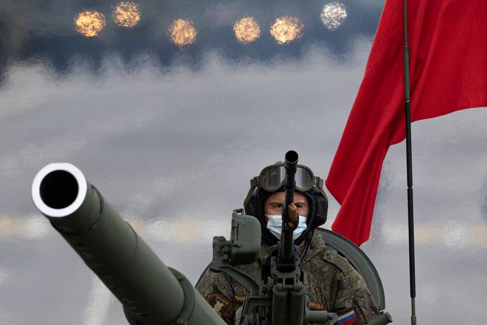 Een Russische soldaat in een tank.