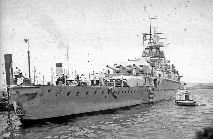 De  Graf Spee in de haven van Montevideo in december 1939. Op de boeg is de adelaar te zien.