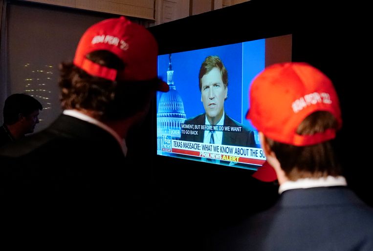 I sostenitori di Donald Trump guardano Tucker Carlson la notte delle elezioni.  foto di A.P