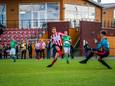 Een eerdere wedstrijd tussen Arnhemse Boys en SVHA op natuurgras op Sportpark Schuytgraaf. De Arnhemse club ziet graag dat het hoofdveld verandert in kunstgras.