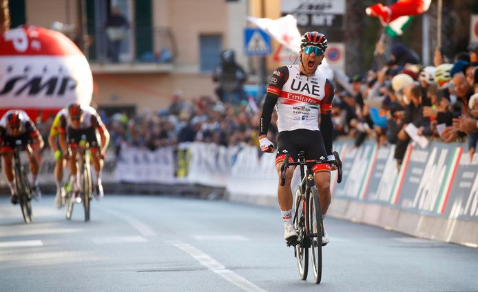 Jan Polanc wint de Trofeo Laigueglia, in de achtergrond sprinten Ayuso en Covi voor de ereplaatsen.