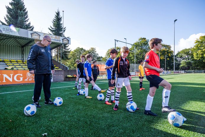 Danny Meuken (l) coacht een jeugdteam in Arnhem, maar ook andere coaches.