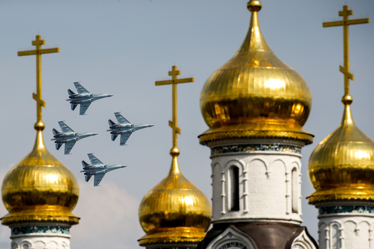 Russische straaljagers tijdens een vliegshow boven de Christus-Verlosserkathedraal in Moskou, de grootste Russisch-orthodoxe kerk ter wereld. Beeld Sopa Images / LightRocket via Getty