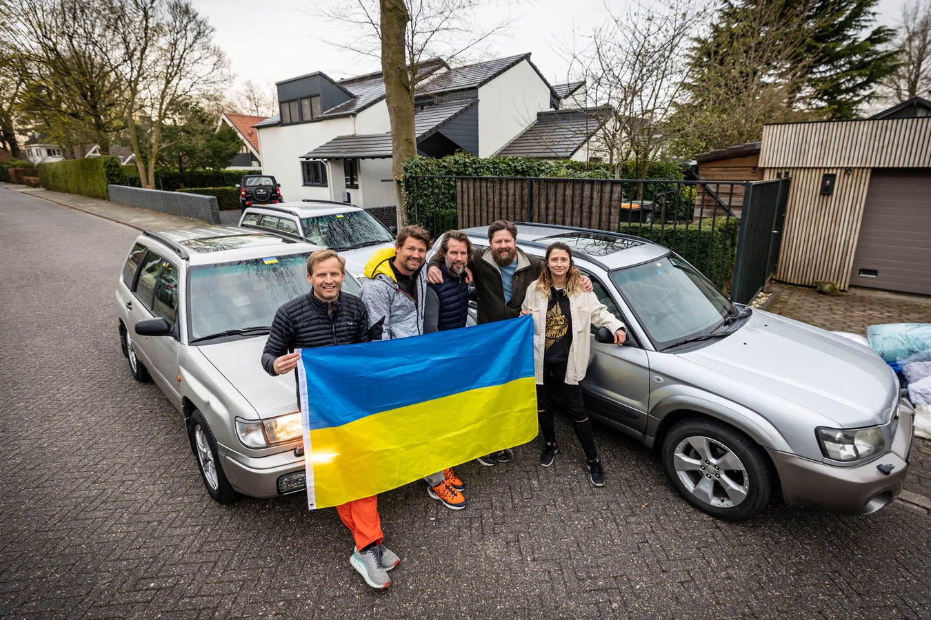 Adam Kok uit Oldenzaal vertrekt met vrienden in vier terreinwagens naar Oekraïne. Bij de grens laten ze die terreinwagens vol met spullen achter, een donatie aan de mensen in oorlogsgebied. Vanaf links: Jasper Heijkens, Adam Kok, Pieter Bakker, Matthijs Kok en Iana Gupalova.