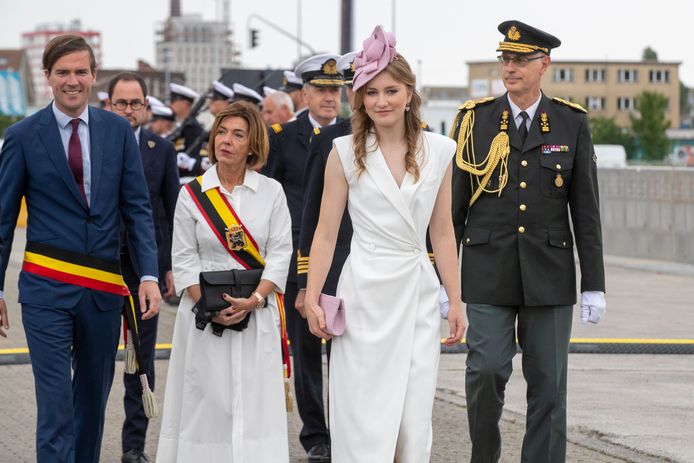 De kroonprinses met burgemeester Mathias De Clercq en gouverneur Carina Van Cauter.