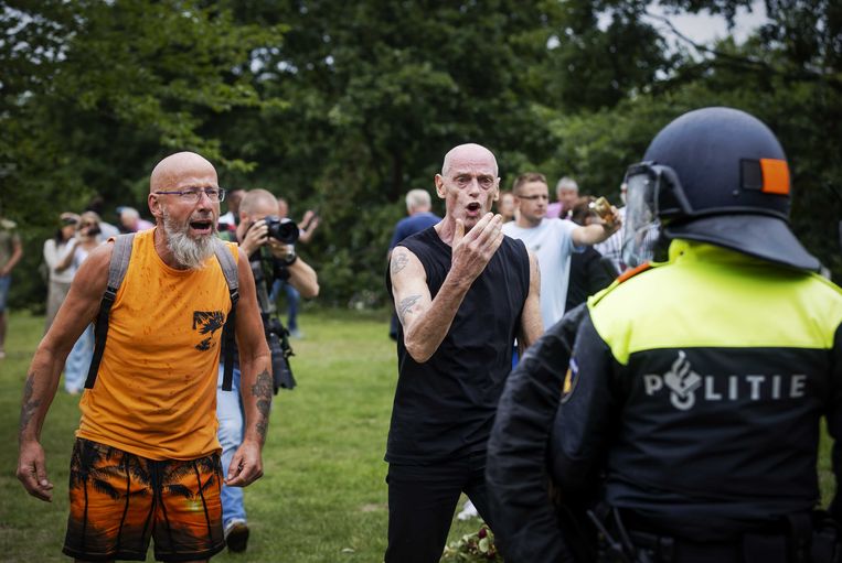 Demonstranten zoeken de confrontatie met de politie bij het Centraal Station van Den Haag, juni dit jaar.  Beeld ANP