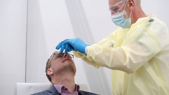 Voor de laatste keer de stokjes in neus en mond, GGD sluit alle coronatestlocaties: ‘Het is een hele rollercoaster geweest’