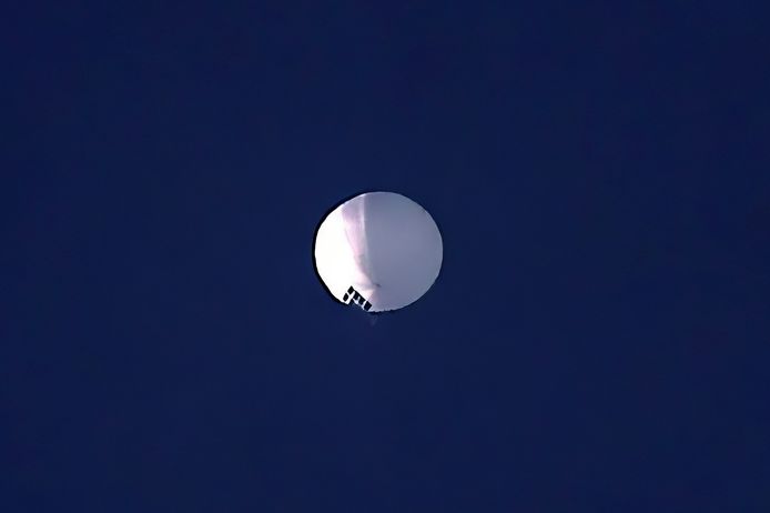 De Chinese spionageballon die momenteel boven Billings zweeft, in de Amerikaanse staat Montana.