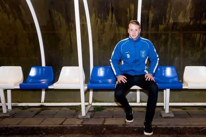 LOCATIE: Etten Leur - DATUM: 18/02/07 - FOTOGRAAF: EDWIN WIEKENS - OMSCHRIJVING: DSE Etten Leur voetbal speler Erik Jansen zit klaar om uit de dug out te vertrekken. Na maanden afwezigheid is hij weer fit om te speler. Een gesprek over het team, de club en het seizoen