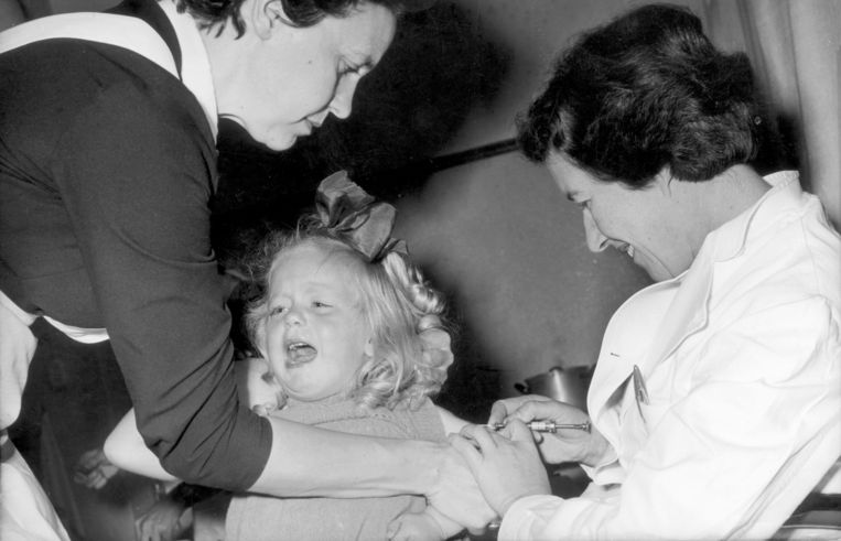 Een kind wordt ingeënt tegen polio bij de GGD aan de Conradstraat in Amsterdam, in september 1957. Beeld ANP