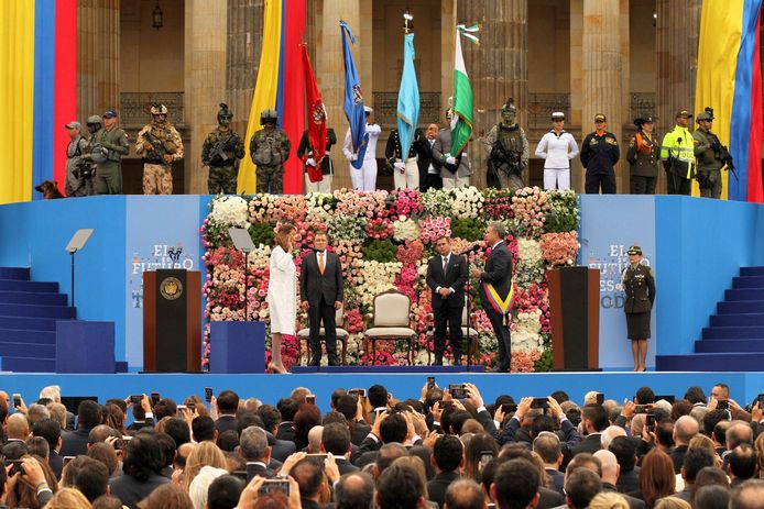De nieuwe Colombiaanse president Ivan Duque (rechts, met sjerp) zweert zijn vicepresident Maria Lucia Ramirez in tijdens de inauguratieceremonie. De eedaflegging vond plaats voor het parlementsgebouw op de historsiche Plaza de Bolívar. Ze werd bijgewoond door 3.000 mensen. Ook tien Latijns-Amerikaanse staatshoofden tekenden present.