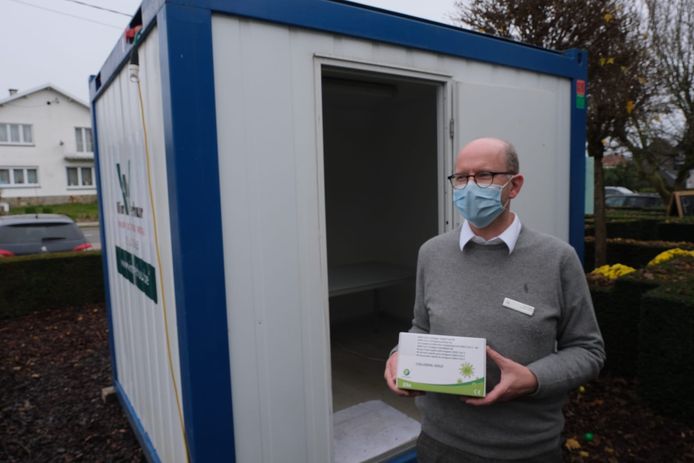 Aportheker Luc Barbier bij de container waarin de sneltesten afgenomen worden.