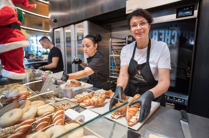 Oekraïense vluchteling Nataliia Smetana was thuis accountant, maar werkt nu met plezier bij broodjeszaak Roladin in de Westfield Mall of the Netherlands.