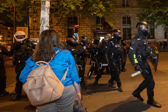 Agenten komen in actie tegen het protest in Parijs.