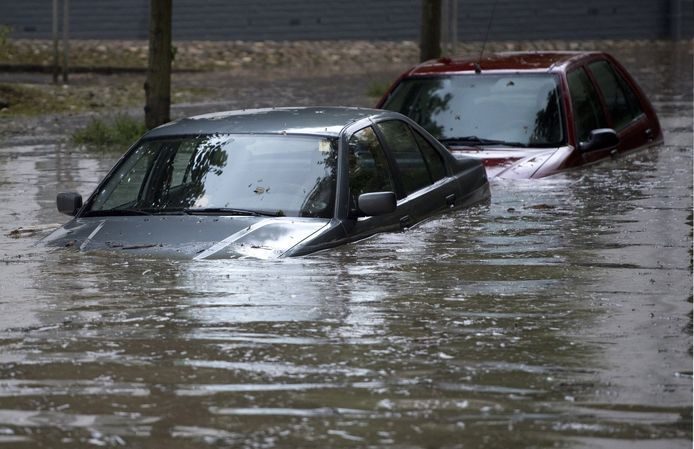 photo Noodweer Limburg Vandaag auto s onder water na noodweer limburg