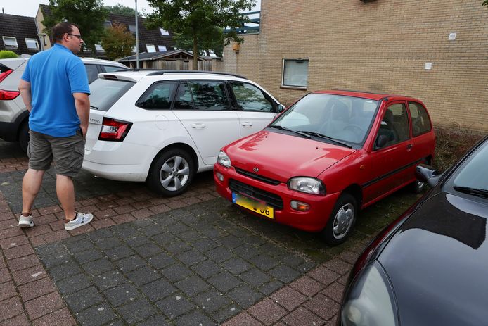 De auto van de 85-jarige vrouw staat nog steeds op de parkeerplaats in Nijkerk. Ze werd in november 2020 dood gevonden in haar woning. Een 47-jarige Amsterdamse vrouw werd veroordeeld voor doodslag.