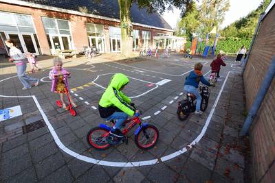 Fiets goedgekeurd? Ja, dan mag Milou (6) over het nieuwe verkeersplein van De Linde in Nispen