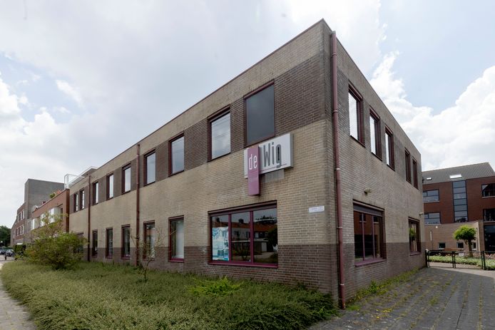 Het oude gebouw van De Wig in Wilhelminadorp staat al leeg sinds 2014. Toen verhuisden alle educatieve activiteiten van De Wig naar de bibliotheek in het centrum