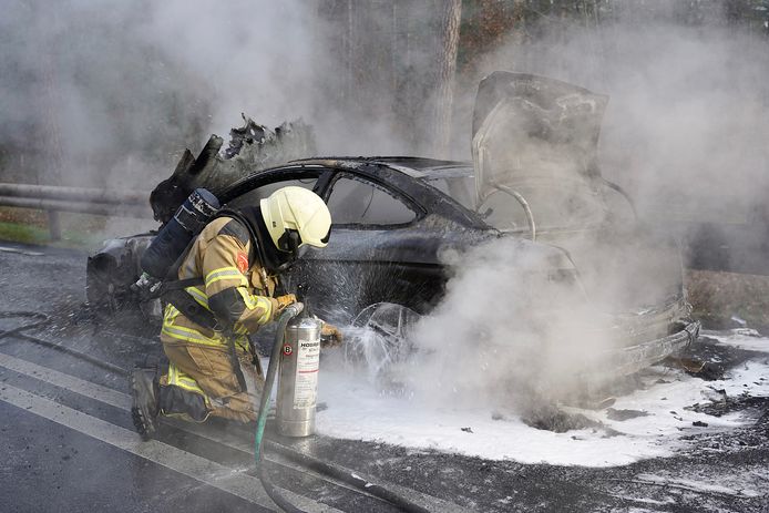 Een auto brandde volledig uit in Dorst.