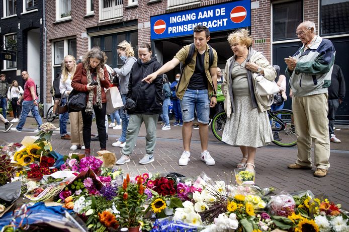 Na de moord op Peter R. de Vries lieten mensen bloemen, kaarsjes en steunbetuigingen achter in de Lange Leidsedwarsstraat in het centrum van Amsterdam.
