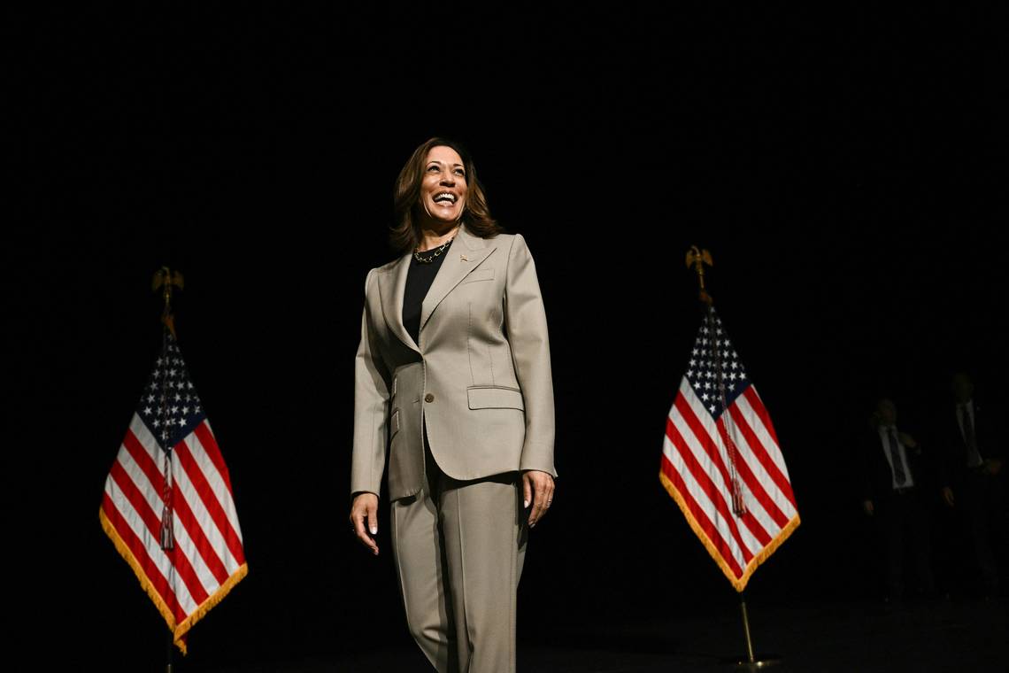 ‘Ze is jovialer dan Trump, dat is al veel’: Kamala Harris is populair, maar voor veel Amerikanen is het nog onduidelijk waar ze juist voor staat