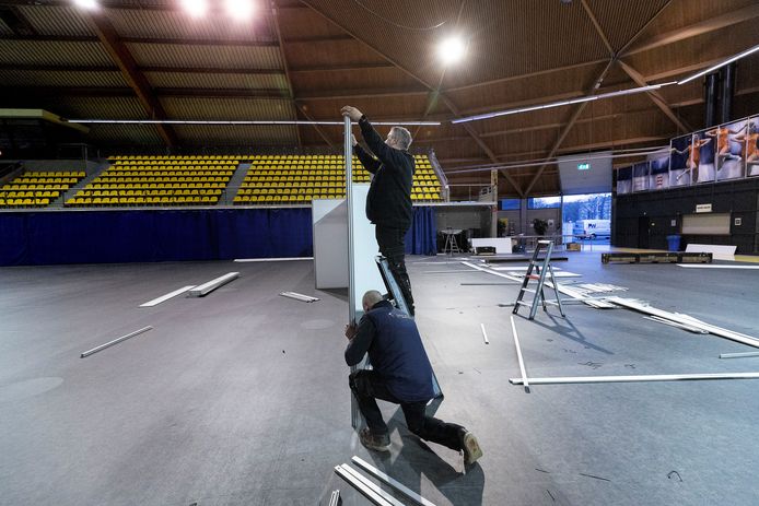 Woensdagavond is de GGD-priklocatie in het Eindhovense Indoor Sportcentrum verbouwd tot vaccinatiecentrum XL.