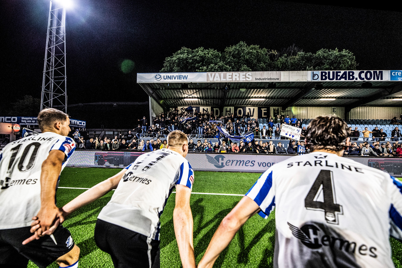 De FC Eindhoven-spelers vieren de zege op NAC (2-0) samen met de eigen supporters.