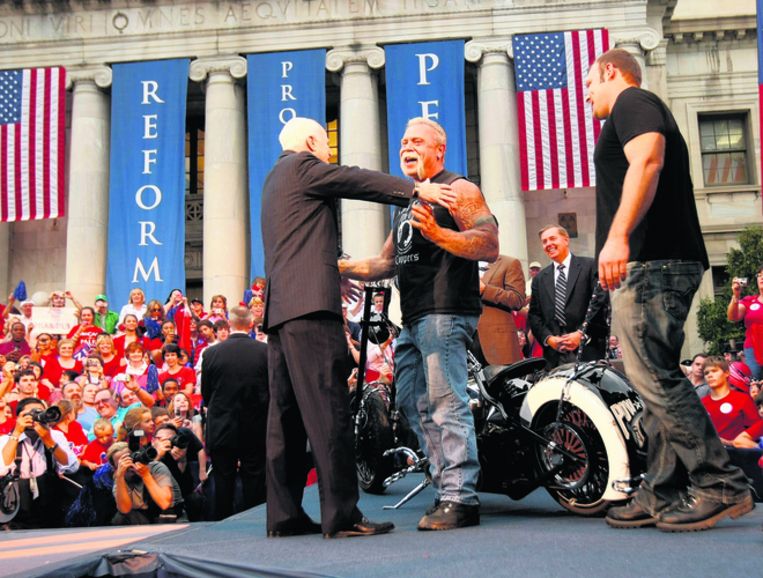 John McCain krijgt een motor uit handen van Paul Teutul, hoofdpersoon van de American Chopper televisiesoap. Foto AP/Gerard Herbert Beeld 