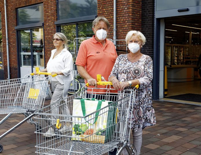 Iedje Heys en haar man doen nog altijd boodschappen met een mondkapje op: ,,Elke dag lopen wij risisco.”