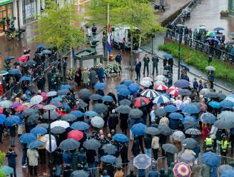 Tijdens de herdenking in Arnhem is het stiller dan andere jaren, constateert burgemeester Marcouch