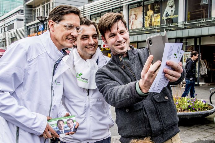 Forum voor Democratie-leider Thierry Baudet flyert samen met Leefbaar Rotterdam-lijsttrekker Joost Eerdmans in Rotterdam.