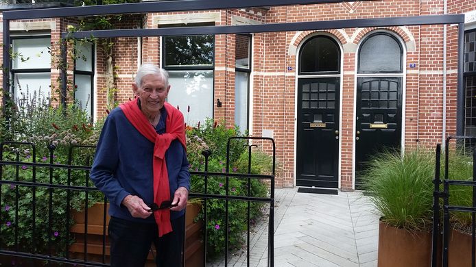 Ruud van Lieshout (96) in 2019 bij zijn het ouderlijk huis in Den Bosch, aan de Van der Does de Willeboissingel. Voor zijn werk als geluidstechnicus verhuisde hij naar 't Gooi.