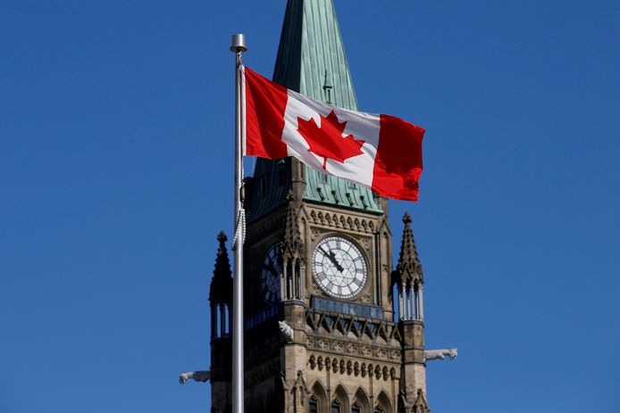 De Canadese vlag bij de Vredestoren van het parlementsgebouw in Ottawa.