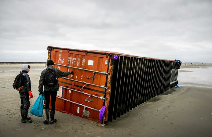 Een aangespoelde container van de MSC Zoe 270 op het strand van Schiermonnikoog.