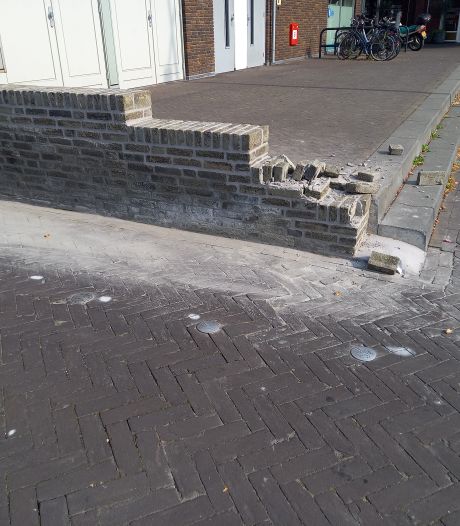 Wéér is het raak bij de Albert Heijn in Groesbeek: niet een vrachtwagen, maar een personenauto rijdt muurtje omver