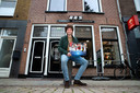 Tim Hillenaar (24) voor Bennie's Barber Shop in Doesburg waar hij de verstopte tickets voor Ajax - Borussia Dortmund vond.