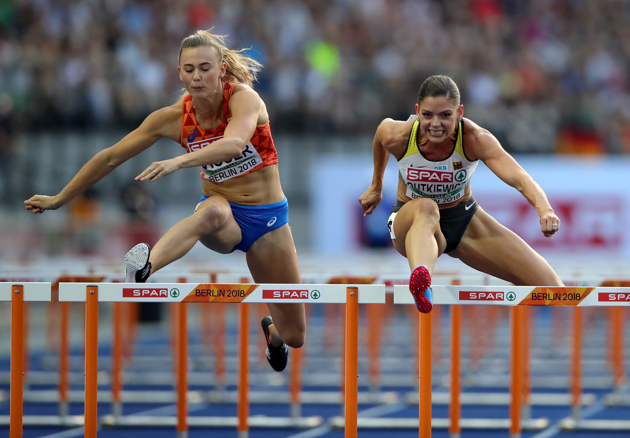 Nadine Visser en Pamela Dutkiewicz in actie op de 100 meter horden op het EK atletiek in Berlijn.