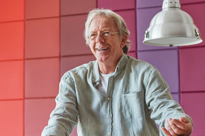 John Blummel (muziekdocent) stopt na 36 jaar Maaslandcollege. Hier is hij in de lerarenkamer waar hij normaal maar weinig was.