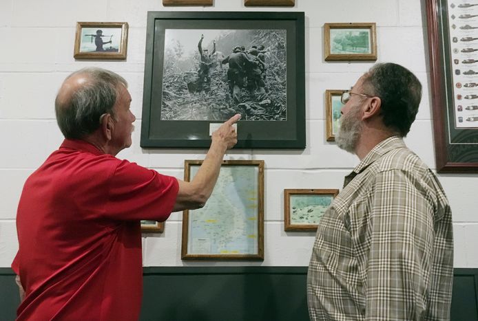 Dallas Brown (links) bestudeert  de iconische foto samen met Tim Wintenburg in Fort Campbell.