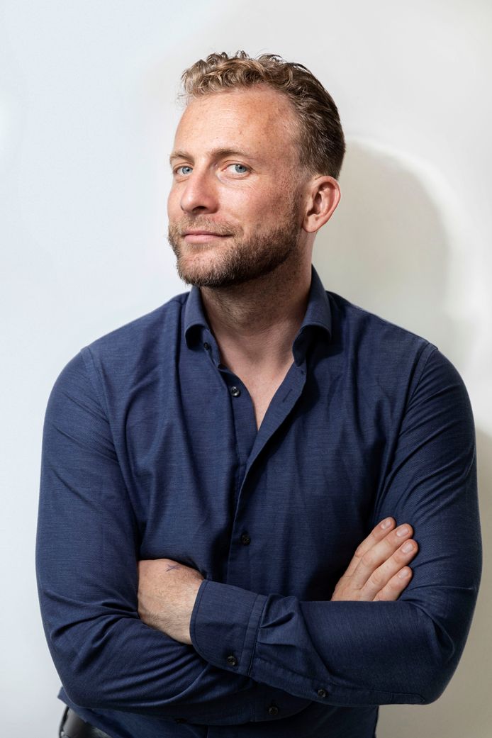 Psycholoog en schrijver Thijs Launspach biedt ons met zijn nieuwe boek troost in een wereld die gek is geworden.