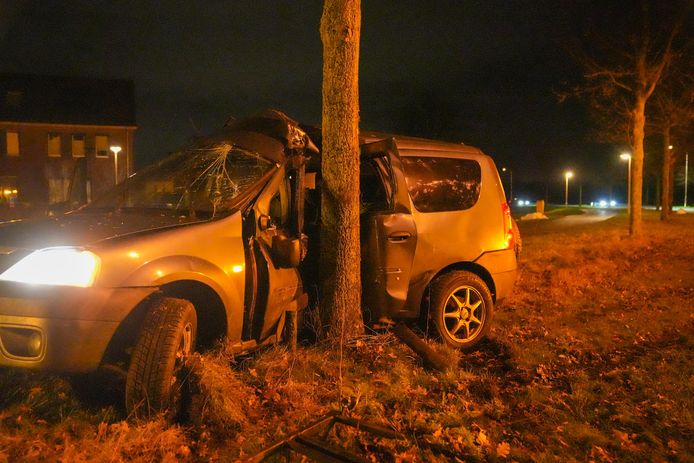 Een man is naar het ziekenhuis gebracht na een botsing tegen een boom in Someren.