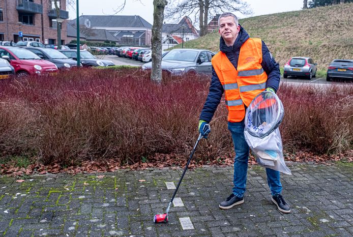 Jurjen Bakker (48) die leeft onder het motto Verbeter de Wereld en begin bij jezelf. Hierdoor ruimt hij veel afval en rotzooi op wat op openbare plaatsen ligt.
