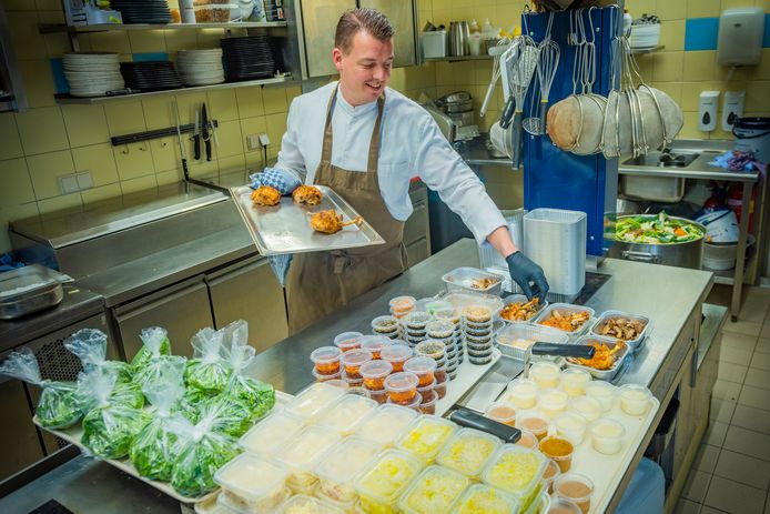 Dennis Bruinzeel van restaurant Hoeve Kromwijk Zoetermeer maakt nu zijn culinaire creaties in plastic afhaalbakjes.