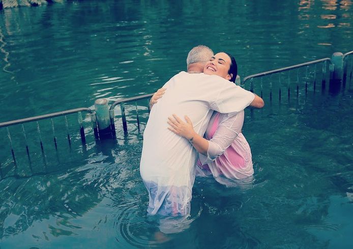 Demi Lovato liet zich dopen in de Jordaan.
