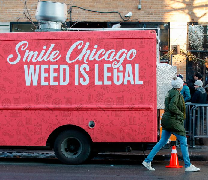 Een foodtruck van de winkel Sunnyside Cannabis Dispensary in Chicago, waar een lange rij mensen wachten om voor het eerst legale marihuana te kopen.