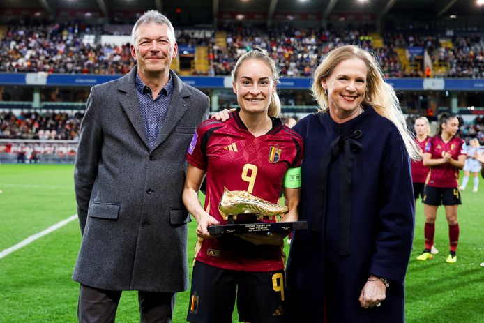Tessa Wullaert kreeg haar Gouden Schoen overhandigd door bondsvoorzitter Pascale Van Damme en Jan Dewyngaert, sportanker van VTM NIEUWS.