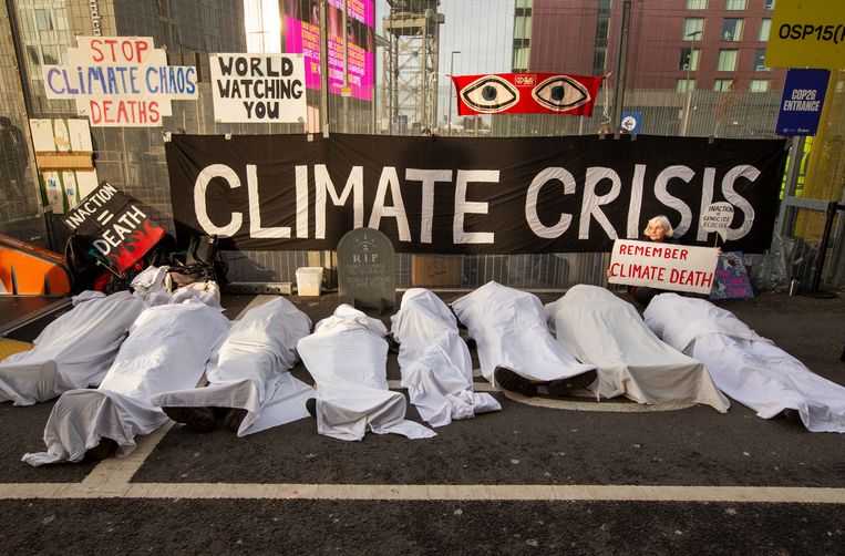 11 november 2021: in Glasgow demonstreert Extinction Rebellion voor de hoofdingang van het gebouw waar de klimaattop wordt gehouden. Beeld EPA
