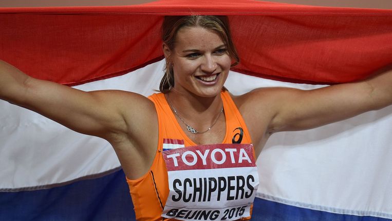 Dafne Schippers houdt trots de Nederlandse vlag omhoog en viert haar tweede plaats. Beeld anp