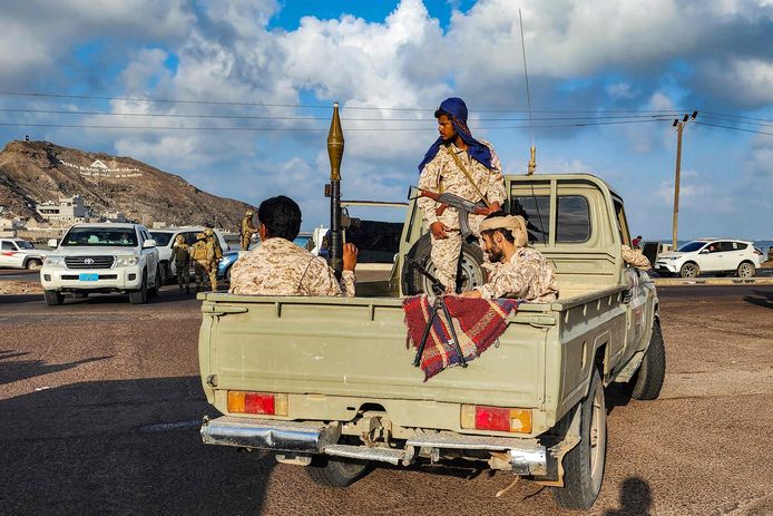 Veiligheidstroepen stellen zich op nabij de internationale luchthaven van Aden in het zuiden van Jemen tijdens een gevangenenruil tussen de internationaal erkende regering en de in Sanaa gevestigde Houthi-rebellen vorige week.