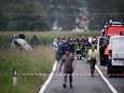 Kind (5) overleden nadat vliegtuig van stuntteam Italiaanse luchtmacht neerstort op auto: beelden tonen hoe toestel crasht en in brand vliegt 